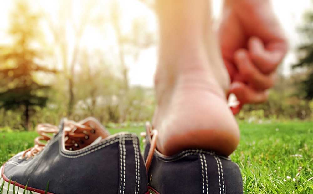 Les quatre accords toltèques en mouvement pieds nus dans l'herbe